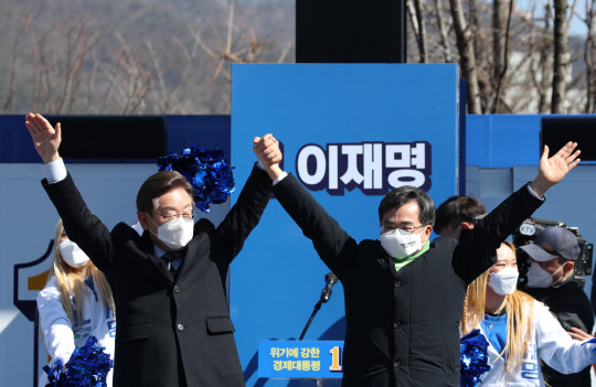 김동연(오른쪽) 새로운물결 대표가 6일 서울 도봉구 도봉산 유세현장에서 이재명 민주당 대선후보와 손을 잡고 인사하고 있다. 국회사진기자단=연합뉴스